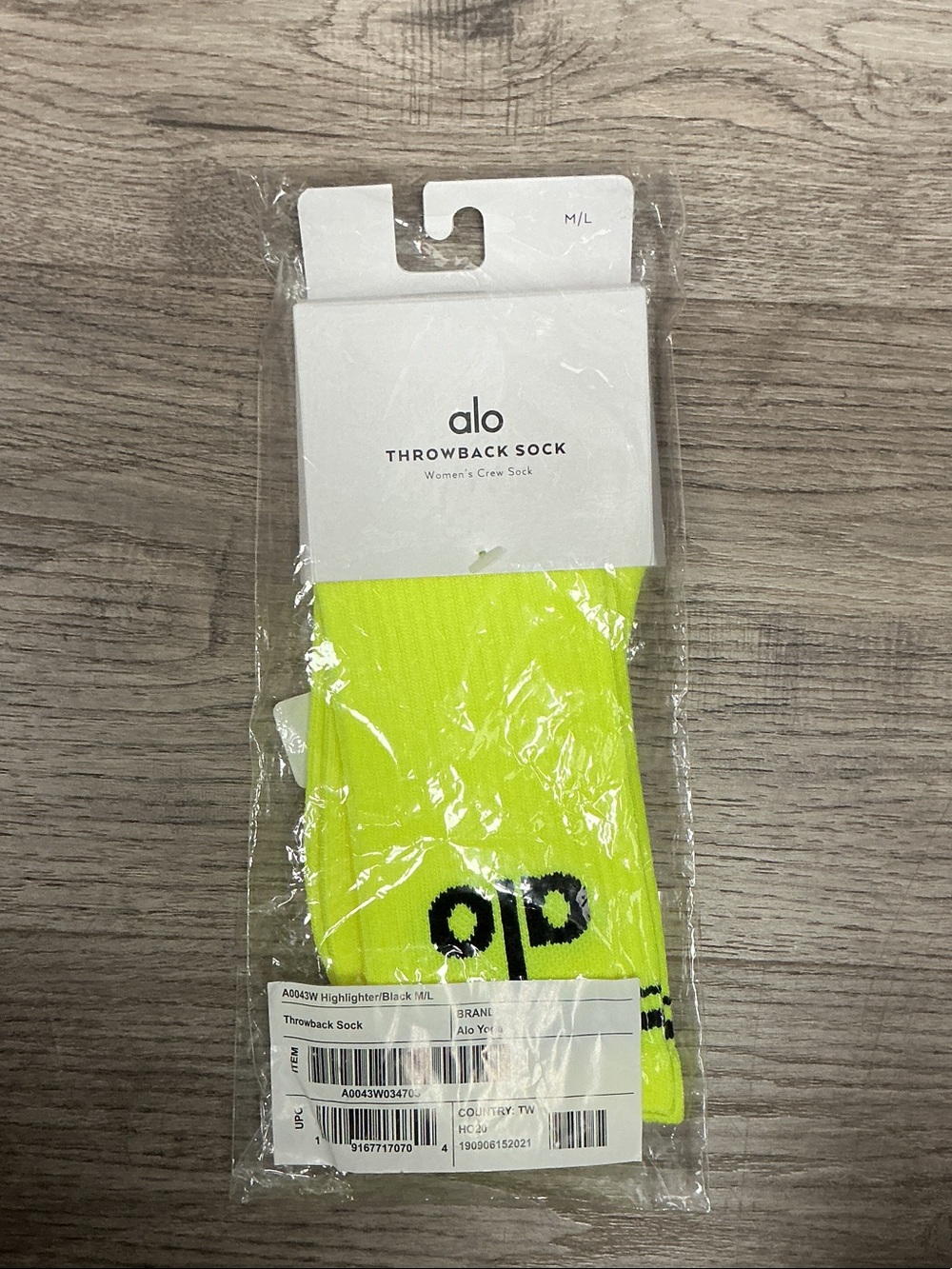 ALO Yoga Throwback Crew Sock - Highlighter Yellow with Black Logo
